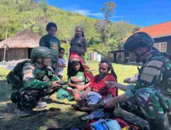 Langkah Sunyi yang Menghangatkan: Ketika Satgas 136/TS Hadir Bukan Hanya Menjaga, Tapi Peduli