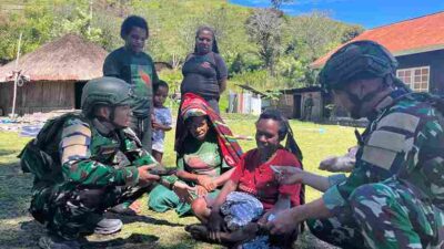 Langkah Sunyi yang Menghangatkan: Ketika Satgas 136/TS Hadir Bukan Hanya Menjaga, Tapi Peduli