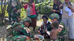 Wujud Nyata Kepedulian TNI AD, Satgas Yonif 136/TS Pos KP 55 Sambangi Warga Rumah Warga Melalui Program Anjangsana