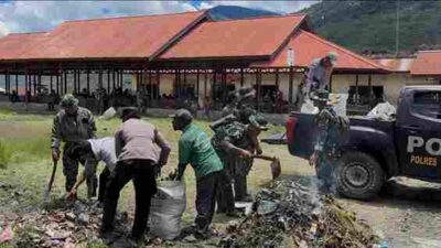 Satgas Yonif 136/TS Pos illu Bersama Polri dan Masyarakat Goro Bersama Bersihkan Pasar