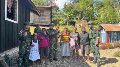 Wujud Kepedulian di Tanah Papua, Satgas Yonif 136/TS Hadir Membawa Kehangatan untuk Warga Distrik Ilu