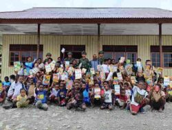 Di Balik Penugasan di Papua, Satgas Yonif 136 Tuah Sakti Hadir Menjadi Guru bagi Anak-Anak Negeri