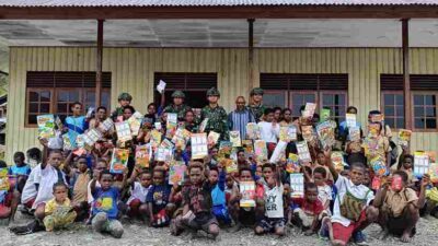 Di Balik Penugasan di Papua, Satgas Yonif 136 Tuah Sakti Hadir Menjadi Guru bagi Anak-Anak Negeri