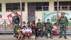 Satgas Pamtas RI–PNG Yonif 136/Tuah Sakti Tunjukkan Kepedulian Kepada Masyarakat Melalui Kegiatan Belajar Mengajar di SD Negeri Kalome, Distrik Kalome, Puncak Mulia, Papua Tengah
