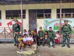 Satgas Pamtas RI–PNG Yonif 136/Tuah Sakti Tunjukkan Kepedulian Kepada Masyarakat Melalui Kegiatan Belajar Mengajar di SD Negeri Kalome, Distrik Kalome, Puncak Mulia, Papua Tengah