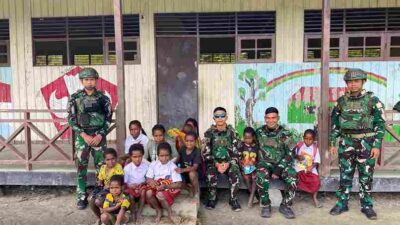 Satgas Pamtas RI–PNG Yonif 136/Tuah Sakti Tunjukkan Kepedulian Kepada Masyarakat Melalui Kegiatan Belajar Mengajar di SD Negeri Kalome, Distrik Kalome, Puncak Mulia, Papua Tengah
