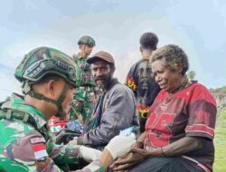 Bawa Harapan dan Kesembuhan, Satgas Yonif 136 TS Rutin Keliling Berikan Pemerikasaan kesehatan Gratis Bagi Warga Papua