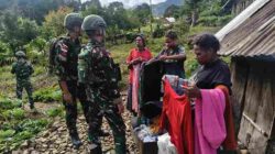 Dari Rumah Ke Rumah Prajurit Satgas Yonif 136 Tuah Sakti Menyapa Papua dengan Ketulusan dan Senyuman