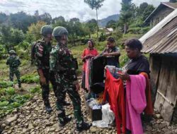 Dari Rumah Ke Rumah Prajurit Satgas Yonif 136 Tuah Sakti Menyapa Papua dengan Ketulusan dan Senyuman