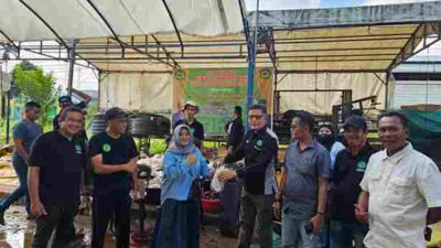 Warga Kampar Sagulung Kurban 5 Ekor Sapi dan Bagikan Ke 450 KK Warga Nya