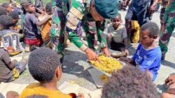 Hangatkan Kebersamaan di Tanah Papua, Satgas Yonif 136 TS Lakukan Kegiatan Makan Bersama Warga Setempat