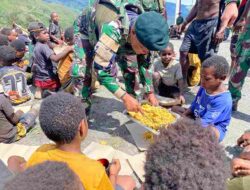 Hangatkan Kebersamaan di Tanah Papua, Satgas Yonif 136 TS Lakukan Kegiatan Makan Bersama Warga Setempat
