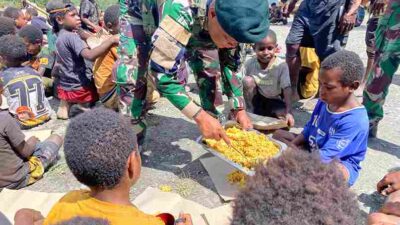 Hangatkan Kebersamaan di Tanah Papua, Satgas Yonif 136 TS Lakukan Kegiatan Makan Bersama Warga Setempat