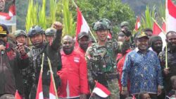 Satgas Yonif 136 TS Bersama Jajaran Forkopimda Kabupaten Puncak Jaya dan Masyarakat Peringati Hari Lahir  Pancasila degan Kirab Bendera Merah Putih
