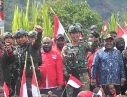 Satgas Yonif 136 TS Bersama Jajaran Forkopimda Kabupaten Puncak Jaya dan Masyarakat Peringati Hari Lahir  Pancasila degan Kirab Bendera Merah Putih