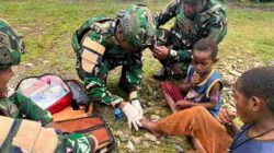 Satgas Pamtas RI–PNG Kewilayahan Yonif 136/Tuah Sakti Pos Puncak Senyum Laksanakan Patroli Simpatik di Kampung Puncak Senyum