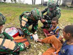 Satgas Pamtas RI–PNG Kewilayahan Yonif 136/Tuah Sakti Pos Puncak Senyum Laksanakan Patroli Simpatik di Kampung Puncak Senyum