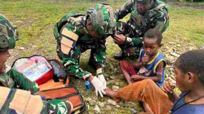 Satgas Pamtas RI–PNG Kewilayahan Yonif 136/Tuah Sakti Pos Puncak Senyum Laksanakan Patroli Simpatik di Kampung Puncak Senyum