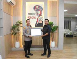 Kapolsek Batu Ampar Kompol Amru Abdullah, S.I.K., M.S Terima Penghargaan dari Grab Indonesia Atas Profesionalisme Penanganan Perkara Warga Negara Asing