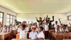 Dari Ruang Kelas Sederhana di Nume, Prajurit Yonif 136/Tuah Sakti Menumbuhkan Mimpi Anak Papua