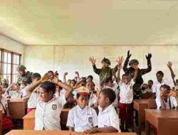 Dari Ruang Kelas Sederhana di Nume, Prajurit Yonif 136/Tuah Sakti Menumbuhkan Mimpi Anak Papua