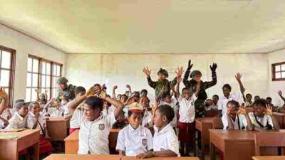 Dari Ruang Kelas Sederhana di Nume, Prajurit Yonif 136/Tuah Sakti Menumbuhkan Mimpi Anak Papua
