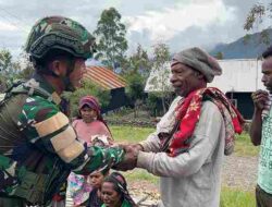 Dibalik Sunyi Desa Ukuneri, Satgas Yonif 136/Tuah Sakti Kunjungi Masyarakat Dengan Menenun Kasih dan Menguatkan Persaudaraan
