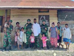 Ketulusan Prajurit Satgas Yonif 136/Tuah Sakti Menyatukan Hati Warga Lungguneri Papua