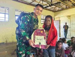 Merajut Harapan di Perbatasan, Satgas Yonif 136/Tuah Sakti Mengajar dan Berbagi Perlengkapan Sekolah di SD Negeri Kalome