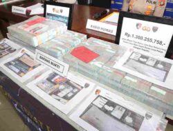 DITRESKRIMUM POLDA KEPRI UNGKAP JARINGAN PROMOSI JUDI ONLINE INTERNASIONAL DI PERUMAHAN MEWAH, LIMA TERSANGKA DAN ASET MILIARAN RUPIAH DIAMANKAN