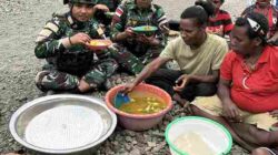 Jalin Keakraban Tanpa Sekat, Satgas Yonif 136/Tuah Sakti Gelar Komsos dan Makan Bersama Warga Kampung Ukuneri