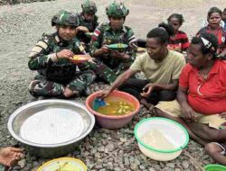 Jalin Keakraban Tanpa Sekat, Satgas Yonif 136/Tuah Sakti Gelar Komsos dan Makan Bersama Warga Kampung Ukuneri