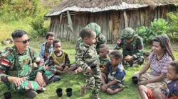 Satgas Yonif 136/Tuah Sakti Melalui Pos Kalome Melaksanakan Anjangsana ke Masyarakat Distrik Kalome Kp. Agape Wujud Nyata Kepedulian TNI Kepada Masyarakat