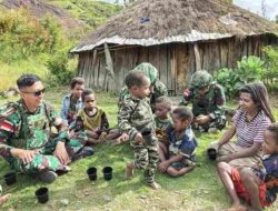 Satgas Yonif 136/Tuah Sakti Melalui Pos Kalome Melaksanakan Anjangsana ke Masyarakat Distrik Kalome Kp. Agape Wujud Nyata Kepedulian TNI Kepada Masyarakat