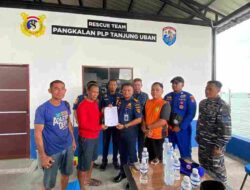 Kapal Nelayan Hanyut, Tim Rescue dari Unit Siaga SAR dan Tim SAR Gabungan Tanjung Uban Berhasil Temukan Korban dalam Kondisi Selamat