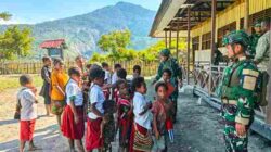 Satgas Yonif 136/Tuah Sakti Memberikan materi belajar di Sekolah Dasar Negeri Kalome Wujud Nyata Kepedulian TNI Kepada Masyarakat