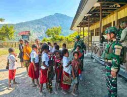 Satgas Yonif 136/Tuah Sakti Memberikan materi belajar di Sekolah Dasar Negeri Kalome Wujud Nyata Kepedulian TNI Kepada Masyarakat