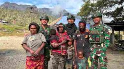 SATGAS YONIF 136/TUAH SAKTI PERERAT KEMANUNGGALAN DENGAN MASYARAKAT LEWAT ANJANGSANA DI KAMPUNG ONENDU PUNCAK JAYA PAPUA