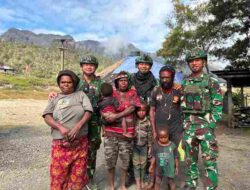 SATGAS YONIF 136/TUAH SAKTI PERERAT KEMANUNGGALAN DENGAN MASYARAKAT LEWAT ANJANGSANA DI KAMPUNG ONENDU PUNCAK JAYA PAPUA