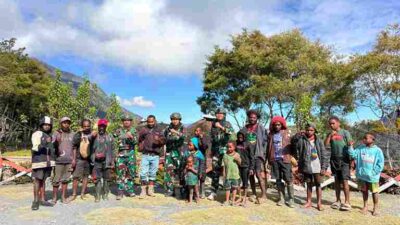 Pererat Silahturahmi Bersama Masyarakat Kampung Onendu, Satgas Yonif 136/Tuah Sakti Rutin Lakukan Anjangsana