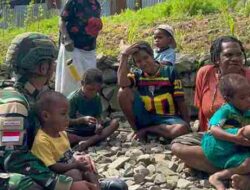 Satgas Yonif 136/Tuah Sakti Melaksanakan Anjangsana ke Rumah Masyarakat KP 55, Wujud Nyata Kepedulian TNI