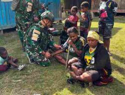 Satgas Yonif 136/Tuah Sakti Berikan Pelayanan Kesehatan Kepada Masyarakat Kampung Tinggi Nambut Puncak Jaya Papua