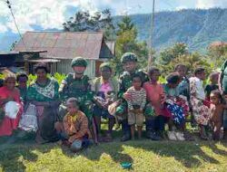 Merajut Dialog di Ujung Senja, Satgas Yonif 136/Tuah Sakti Pererat Kedekatan dengan Warga Kampung Wongdama