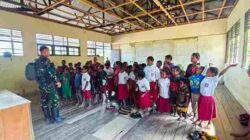 Satgas Yonif 136/Tuah Sakti Memberikan materi belajar di Sekolah Dasar Negeri Kalome Wujud Nyata Kepedulian TNI Kepada Masyarakat