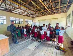 Satgas Yonif 136/Tuah Sakti Memberikan materi belajar di Sekolah Dasar Negeri Kalome Wujud Nyata Kepedulian TNI Kepada Masyarakat