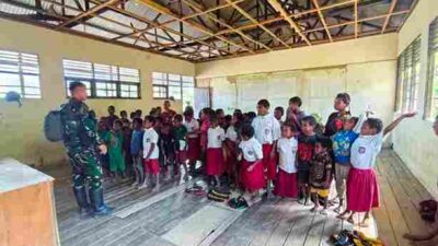 Satgas Yonif 136/Tuah Sakti Memberikan materi belajar di Sekolah Dasar Negeri Kalome Wujud Nyata Kepedulian TNI Kepada Masyarakat