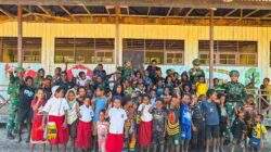 Satgas Pamtas RI–PNG Yonif 136/Tuah Sakti Laksanakan Kegiatan Mengajar di SD Negeri Kalome, Distrik Kalome Tanamkan Disiplin dan Wawasan Kepada Siswa Sejak dini