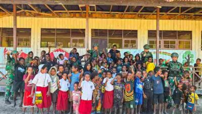 Satgas Pamtas RI–PNG Yonif 136/Tuah Sakti Laksanakan Kegiatan Mengajar di SD Negeri Kalome, Distrik Kalome Tanamkan Disiplin dan Wawasan Kepada Siswa Sejak dini