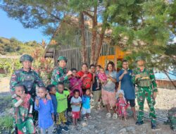 Satgas Yonif 136/Tuah Sakti Laksanakan Anjangsana di Kampung Lungguneri, Tebar Kepedulian dan Kebahagiaan