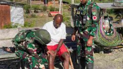 Satgas Yonif 136/Tuah Sakti Gelar Patroli Simpatik di Kampung Wineri, Dengarkan Aspirasi Warga dan Berikan Pelayanan Kesehatan